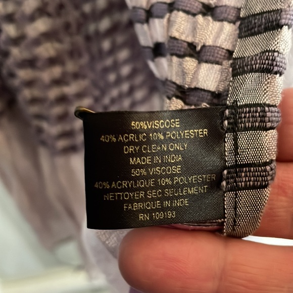 Lavender fringed scarf - Picture 7 of 11